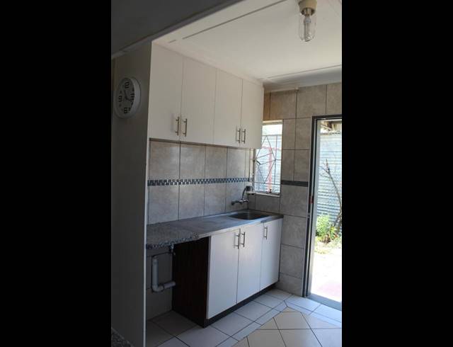 2 BEDROOM PROPERTY TO RENT IN ACACIAVALE